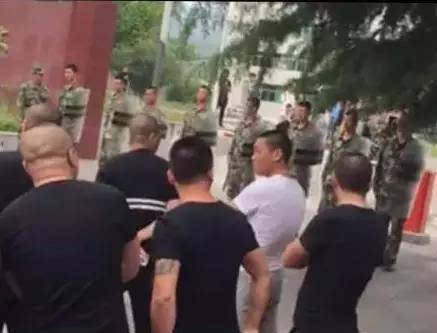 高调出狱黑老大受审3