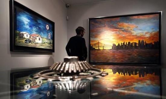 观众在展厅看《曼哈顿的天际线》。 摄影:Kirsty Wigglesworth