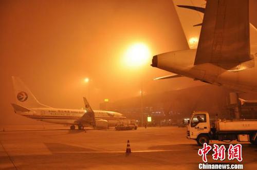 成都机场发布浓雾黄色预警已关闭5小时超万人滞留