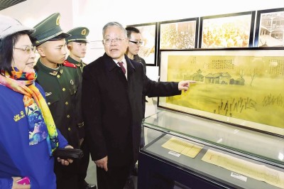 叶永烈向参观者介绍他捐赠的《申江战焰图》，这是日军侵华的有力罪证。本报记者赵立荣摄