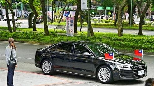蔡英文防弹车曝光 既无民心又无军心装备再好有用吗？