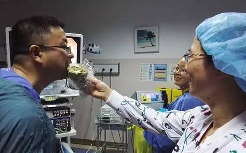 医生在手术室吃面包成网红:怕影响心情不看网评