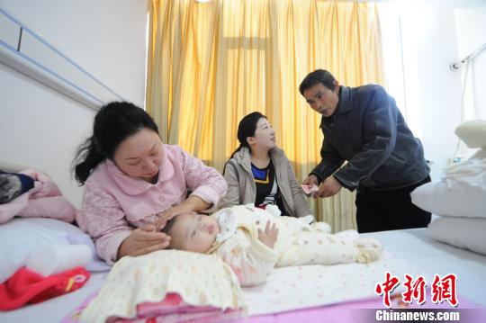 山西“蜘蛛人”爸爸将爱心善款捐予贫困患者（图）