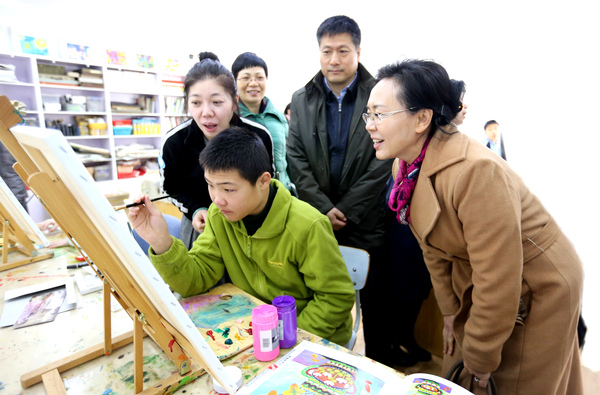 北京市政协委员吴文彦调研学校融合教育问题。记者  贾宁  摄