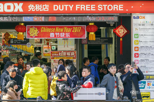 1月28日，日本东京，传统农历新年到来之际，秋叶原电子购物区和银座悬挂大幅中文迎春横幅，吸引来自中国大陆、台湾以及港澳地区的游客。