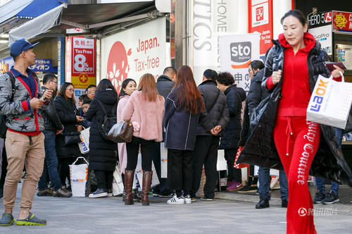 免税店熙熙攘攘。