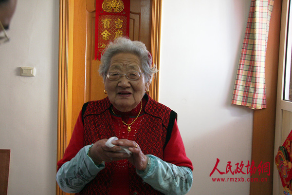 88岁的天津老人夏月春身体健康，遇到从远方过来看望的外甥。