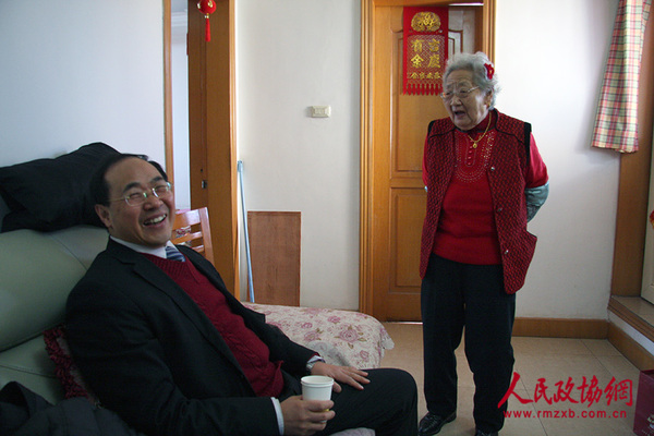 夏月春老人与外甥亲切交流，共叙家族历史。