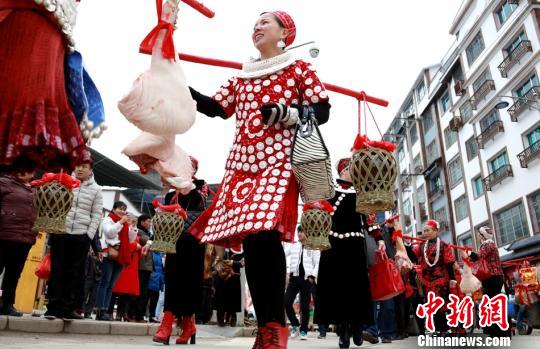 贵州施秉：苗族“姑妈”携子女家人“小年”探亲