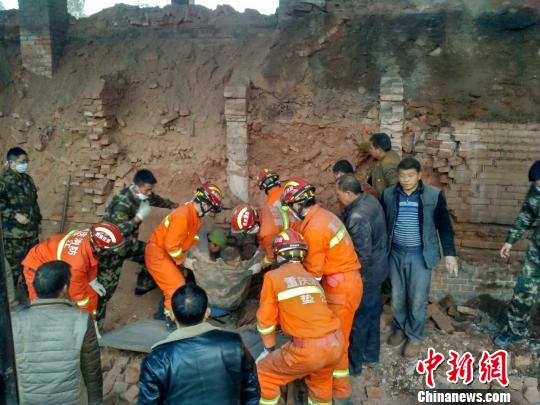 重庆垫江一砖厂发生垮塌事故致4人死1人伤（组图）