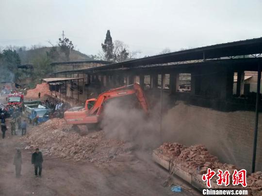图为砖窑垮塌事故救援现场。　钟欣 摄