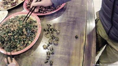 王先生在沙坪坝一家餐馆就餐，点了一只鸡，却在盘子里吃出了10个鸡爪子。