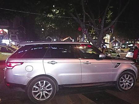 百万路虎被擦挂 肇事司机留纸条和415元维修费