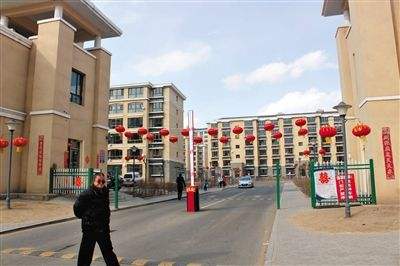 抢总理镜头小屁孩迁新居
