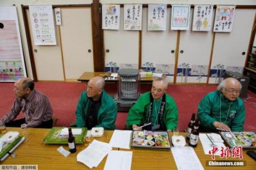 日本举行“光头拔河赛” 头顶吸盘角逐激烈(图)