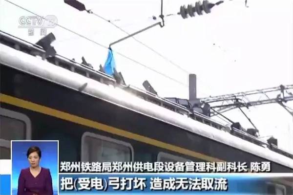 目前高铁的运行、通风、空调用电，全部来自高铁线路上方的接触网。在正常情况下，接触网线上的电压能够达到两万五千伏，在高铁运行时，一旦遇到一些轻飘物落在接触网线上，就很可能影响到列车受电弓正常取电。