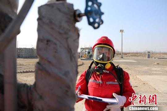 图为肖艳红正在查看设备的数据是否正确。　耿丹丹 摄