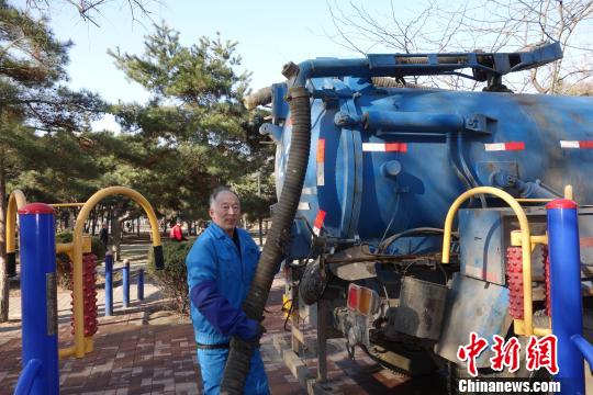 苏广林每天驾驶这辆蓝色东风车做清掏工作。　乔羽 摄