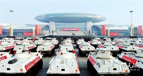 3.随着一声令下，战士们登上战车，警灯闪烁，警笛齐鸣，气势磅礴。一支威武之师、钢铁之师、正义之师吹响冲锋号，在乌鲁木齐市主要街道和重点部位进行武装巡逻。新疆法制报记者 周鹏