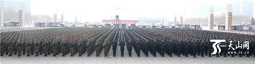 4.自治区反恐维稳誓师大会现场。新疆日报记者 崔志坚 摄