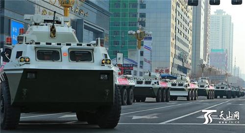 5.武警官兵和公安特警在乌鲁木齐市主要街道和重点部位进行武装巡逻。新疆日报记者 李铭 摄