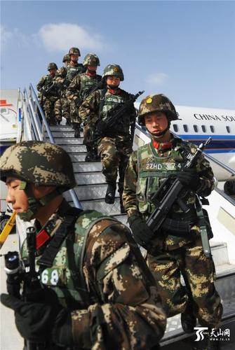 8.参加反恐维稳誓师大会的武警官兵到达喀什机场，向任务区进发。新疆日报记者 韩亮 摄