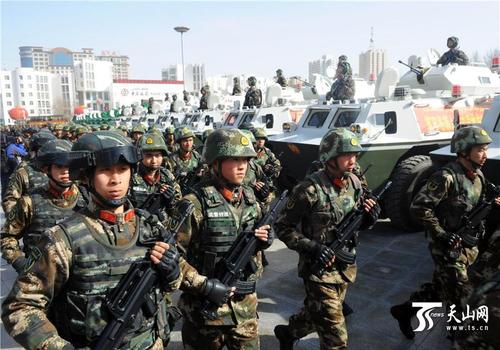 9参加喀什地区反恐维稳誓师大会的武警官兵向任务区进发。新疆日报记者 韩亮 摄