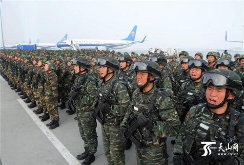 10武警官兵整装待发，前往阿克苏参加反恐维稳誓师大会。新疆日报记者 卢民一 摄