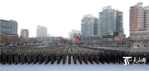11阿克苏地区反恐维稳誓师大会现场。新疆日报记者 卢民一 摄