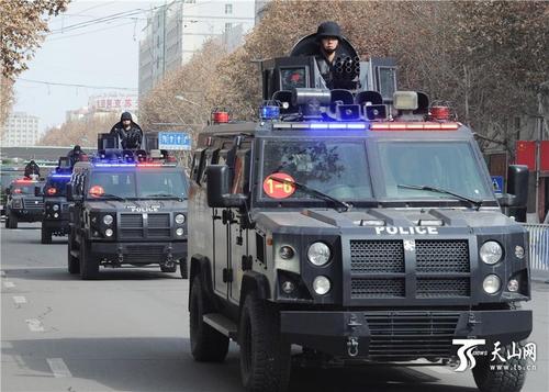 12武警官兵和公安特警在阿克苏市主要街道和重点部位进行武装巡逻。新疆日报记者 卢民一 摄