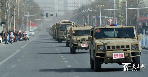 13公安干警、武警官兵在和田市主要街道和重点部位进行武装巡逻。新疆日报记者 阿扎提·玉素甫江 摄