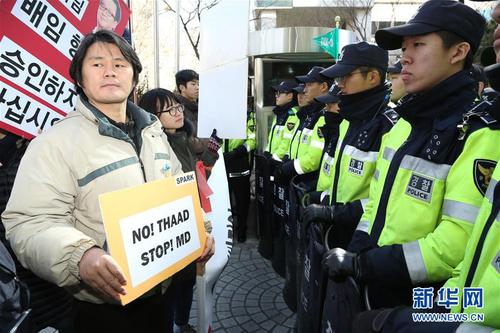 1　2月27日，韩国民众在位于首尔的乐天集团总部前举行抗议示威活动，并高举反对“萨德”的标语。