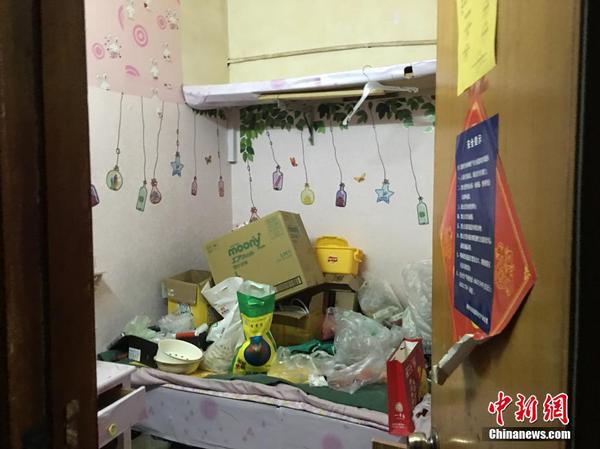 据西长安街街道工作人员介绍，早在今年初，便在和平门小区打响了地下空间清理整治的战役，2个多月来累计清理拆除13862平米、1157间地下室，疏解人口2010人。曾鼐摄