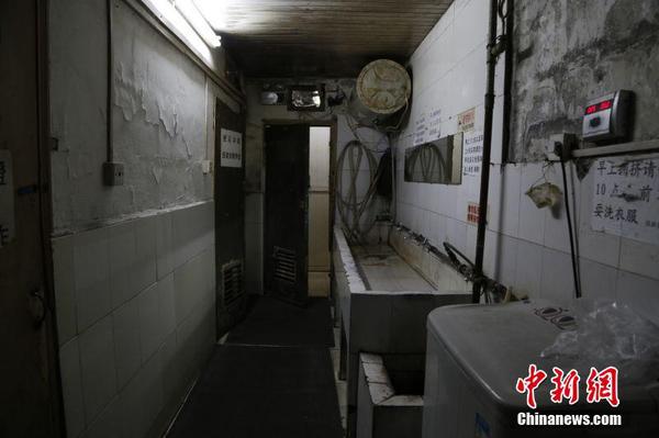 据记者了解，清退的地下空间将作为服务居民生活的红墙系列“氧吧”，确保每栋楼都有便民服务设施；并增设部分自行车停车棚等。曾鼐摄