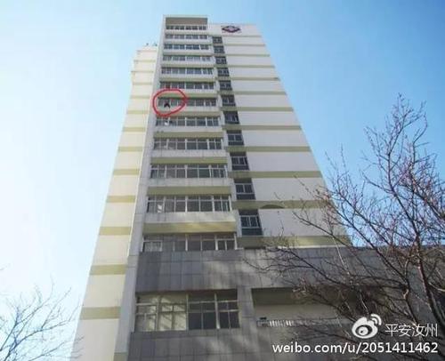 女子坐窗台为情跳楼 消防员10楼速降一脚踹进屋