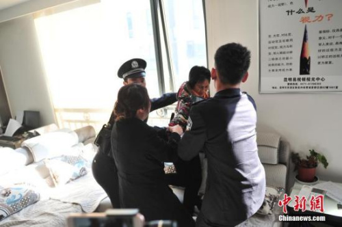 资料图：昆明法院强制执行整治“老赖”现场。 <a target='_blank' href='http://www.chinanews.com/'>中新社</a>记者 刘冉阳 摄