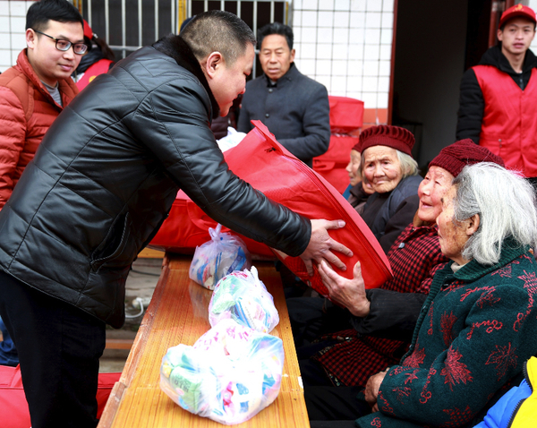 联合慰问组为老人赠送慰问品.jpg