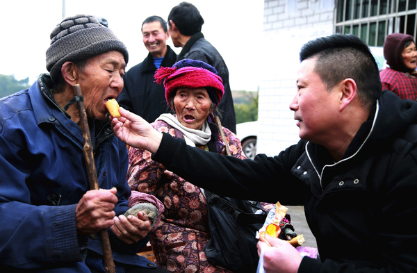 民建会员喂抗美援朝老军人吃蛋糕.jpg