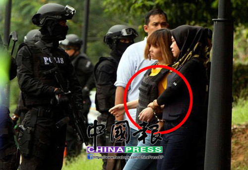 据记者在现场报道，段氏香和西蒂艾莎在进入及离开法庭时都穿上防弹衣，并由全副武装的30至40名武吉阿曼打击有组织罪案特遣队（STAFOC），乘著6辆警用摩托车、6辆警车和12辆四轮驱动车，分两批护航到场。