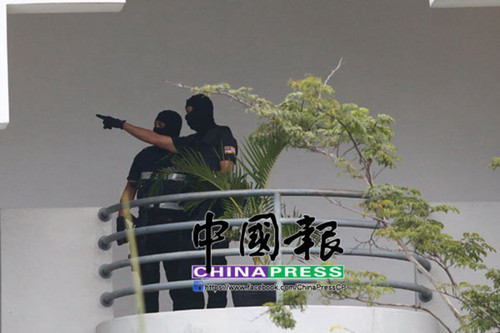 另外，法庭楼上及四周更有持MP5衝锋枪或M16莱福枪，身穿蓝色和黑色劲装、佩戴防毒面罩、装上防弹衣的特警，严阵待命。