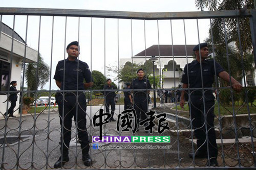 为了避免媒体擅闯被列为禁区的法庭后门及侧门范围，当局更安排联邦后备队（FRU ）紧锁防线，避免有媒体突围。