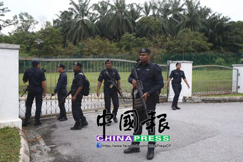 雪邦法庭四周戒备森严，而且盘查严谨。