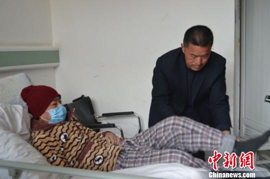 五旬山东汉子替子照料病重岳父获赞“中国最美亲家”