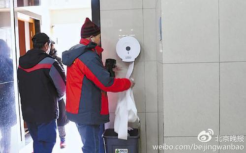 北京天坛公厕免费手纸频繁被拿 有老人拿袋装走