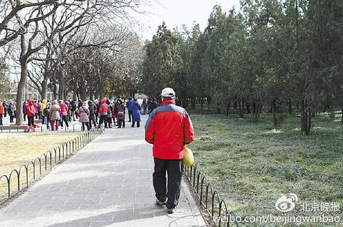 北京天坛公厕免费手纸频繁被拿 有老人拿袋装走