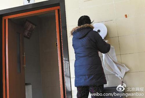 北京天坛公厕免费手纸频繁被拿 有老人拿袋装走