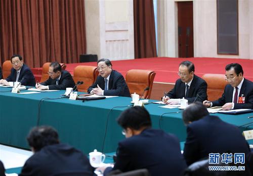 3月4日，中共中央政治局常委、全国政协主席俞正声看望出席全国政协十二届四次会议的医药卫生界委员并参加讨论。新华社记者 庞兴雷 摄 图片来源：新华网