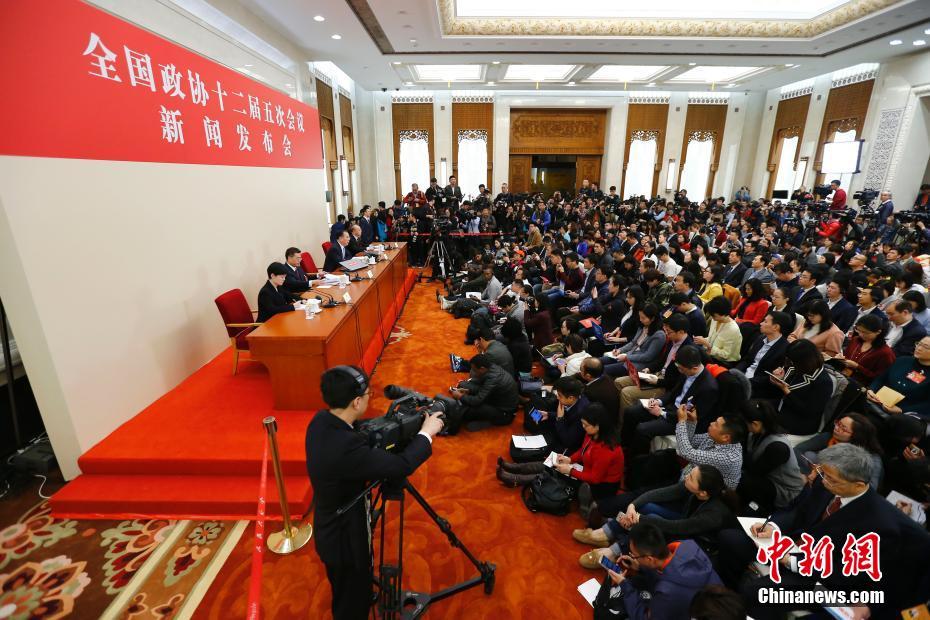 全国政协十二届五次会议举行新闻发布会