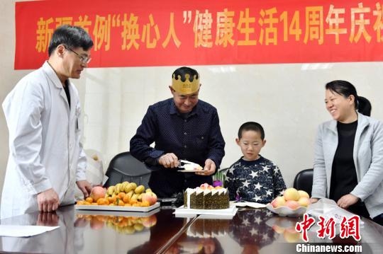 图为新疆首例“换心人”李庆仁切蛋糕。　孟雅 摄