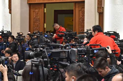 新闻发布会现场 记者已准备就绪